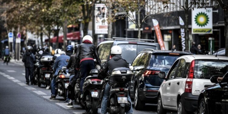 “خريف الغضب الفرنسي” يتصـــاعد ضد تهديدات الحكومة