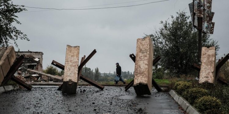 أوكرانيا تعلن التأهب الجوي وقوات التعبئة الروسية تبدأ في الانتشار