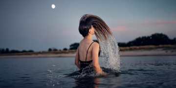 السباحة الليلية أو السفر إلى أحضان الطبيعة في الخريف