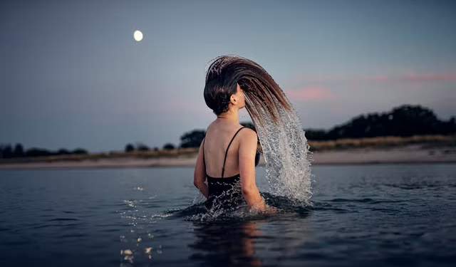 السباحة الليلية أو السفر إلى أحضان الطبيعة في الخريف