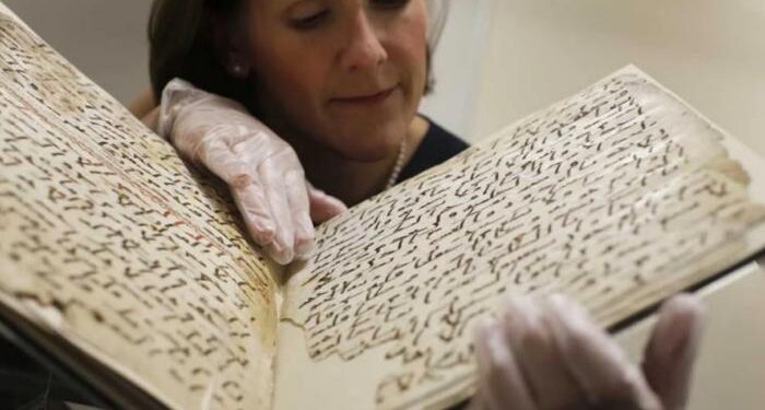 متحف اللوفر يعرض مخطوطة لـ”القرآن الكريم” تعود للقرن الثامن الميلادي
