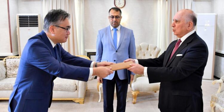 وزير الخارجية يتسلم نسخة من أوراق اعتماد سفير اليابان الجديد لدى العراق