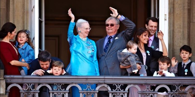 ملكة الدنمارك تشرح أسباب تجريد أحفادها من ألقابهم الملكية