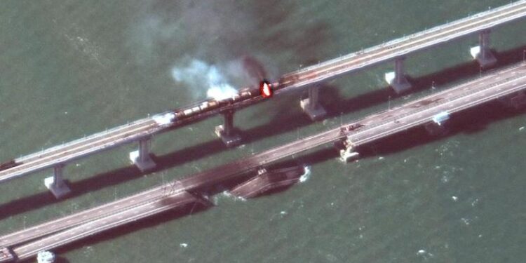 غواصون روس يتفقدون الأضرار بجسر القرم غداة انفجار قوي