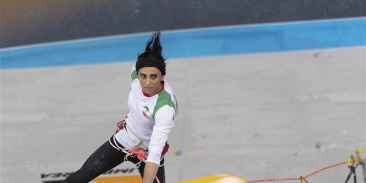 لحظة وصول المتسلقة الإيرانية مطار طهران ,, لغز الاختفاء والظهور ,,