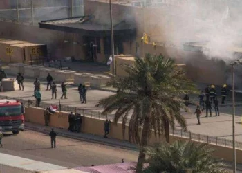 بالفيديو اثناء سقوط الصواريخ على المنطقة الخضراء