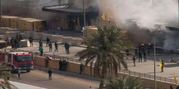 بالفيديو اثناء سقوط الصواريخ على المنطقة الخضراء
