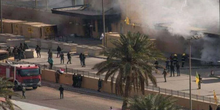 بالفيديو اثناء سقوط الصواريخ على المنطقة الخضراء