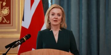 مطالبات بالتحقيــــق في تجسس روسيا على هاتف ليز تراس