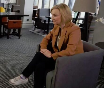 حذاء ليز تراس في مقابلة هامة يثير سخرية البريطانيين