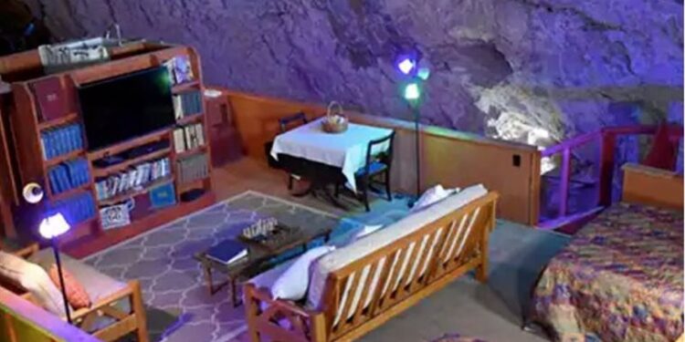 محاصرة 5 سياح داخل فندق تحت الأرض في أمريكا