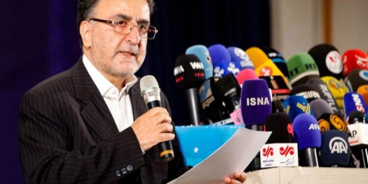 سجن السياسي الإصلاحي الإيراني تاج زاده 5 أعوام