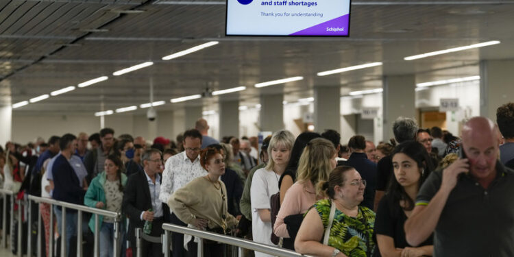في أكثر المطارات الأوروبية كفاءة استمرار “الفوضى المجنونة”
