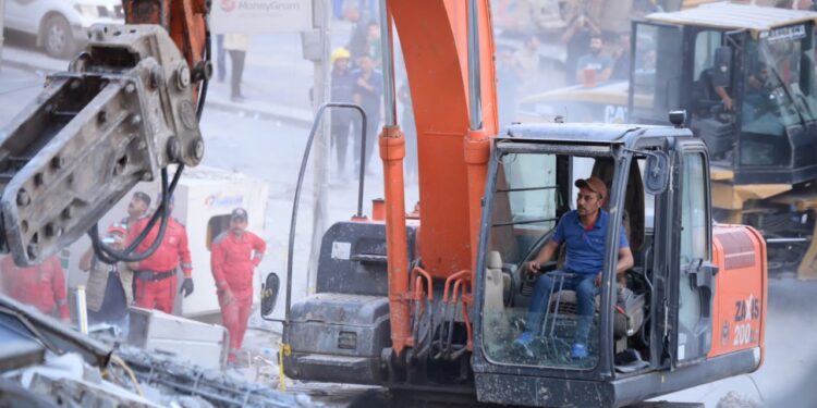 انتشــــال جثة حارس بناية المختبر الوطني