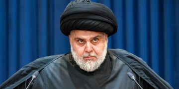 تحليــــل لــ “مركز كارنیغي” صراع مقتدى الصدر مع خصومه علی السلطة الدينية