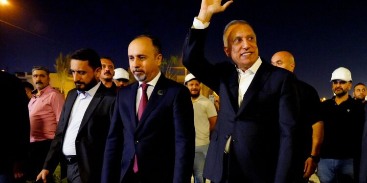 السيد الكاظمي يتفقد ساحة التحرير وحديقة الأمّة بعد اكتمال أعمال تأهيلهما