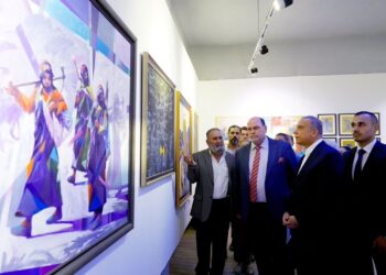 السيد الكاظمي يفتتح المعرض التشكيلي الشامل في بغداد