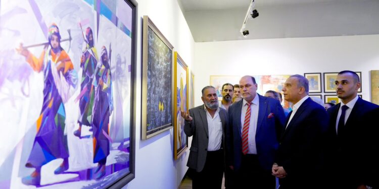 السيد الكاظمي يفتتح المعرض التشكيلي الشامل في بغداد