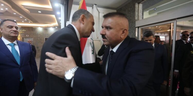 وكيل وزارة الداخلية لشؤون الاستخبارات والتحقيقات الاتحادية يقدم التهاني للشمري