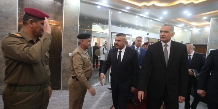 وكيل وزارة الداخلية لشؤون الاستخبارات والتحقيقات الاتحادية يقدم التهاني للشمري