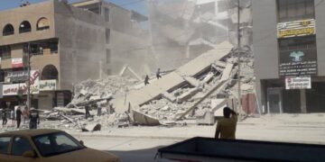 انهيار بناية بالكامل في ساحة الواثق وسط بغداد