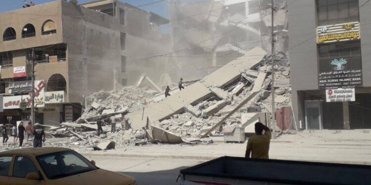 انهيار بناية بالكامل في ساحة الواثق وسط بغداد