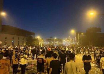 بالفيديو ساحة التحرير تغص بالجموع البشرية والمظاهرات مستمرة على جسر الجمهورية “اعتصام مفتوح”