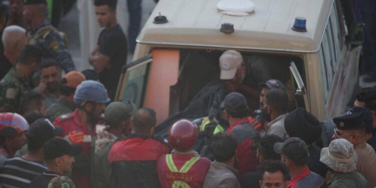 الدفاع المدني ينتشل جثتي الطفلة وامها من تحت ركام بناية المختبر الوطني ببغداد