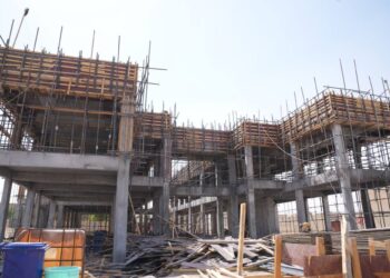 مدير دائرة المشاريع الوطنية والأبنية المدرسية يتفقد مشروع الأبنية المدرسية النموذجية في ذي قار