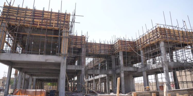 مدير دائرة المشاريع الوطنية والأبنية المدرسية يتفقد مشروع الأبنية المدرسية النموذجية في ذي قار