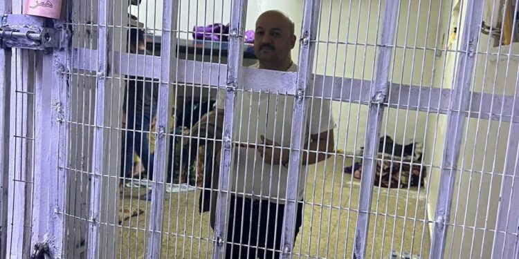 بالتفاصيل والوثائق والصور عملية إلقاء القبض على المتهم الاول بسرقة أموال الضرائب المدعو (نور ابو فاطمة) قبل هروبه