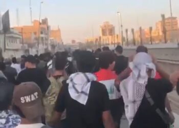 الاستمرار بالتجمع الجماهيري  في ساحة التحرير لإحياء الذكرى الثالثة لتشرين