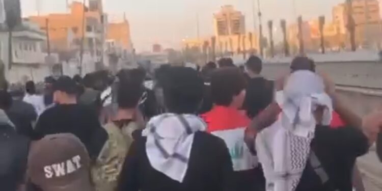 الاستمرار بالتجمع الجماهيري  في ساحة التحرير لإحياء الذكرى الثالثة لتشرين