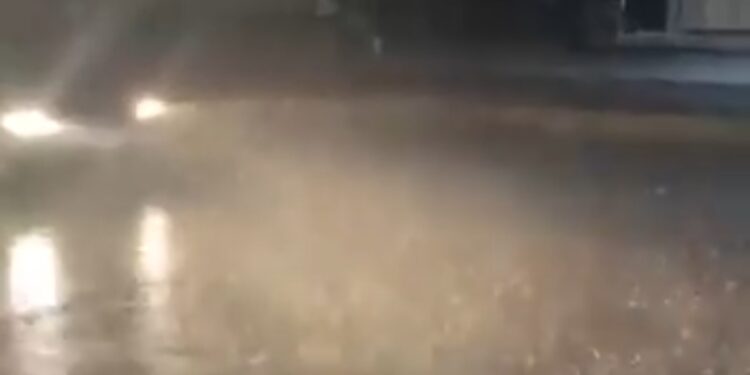 بالفيديو نزول أمطار غزيرة في قضاء الرطبة بالأنبار