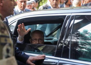 رئيس لبنان يقيل الحكومة وميقاتي يرفض القرار