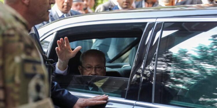 رئيس لبنان يقيل الحكومة وميقاتي يرفض القرار