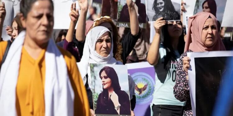 بريطانيا بعد ألمانيا تفرض عقوبات على (شرطة الأخلاق الإيرانية)