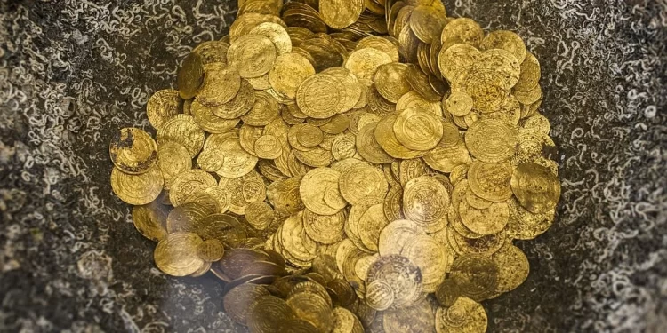 صدفة تقود زوجين للعثور على كنـــز عمره قرون