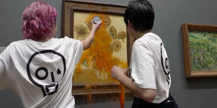 متظاهرتان تقذفان “صلصة الطماطم” على لوحة قيمتها نحو 83 مليون $