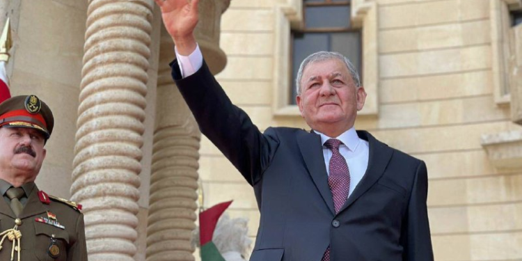 رئيس الجمهورية يبدأ أعماله في قصر السلام