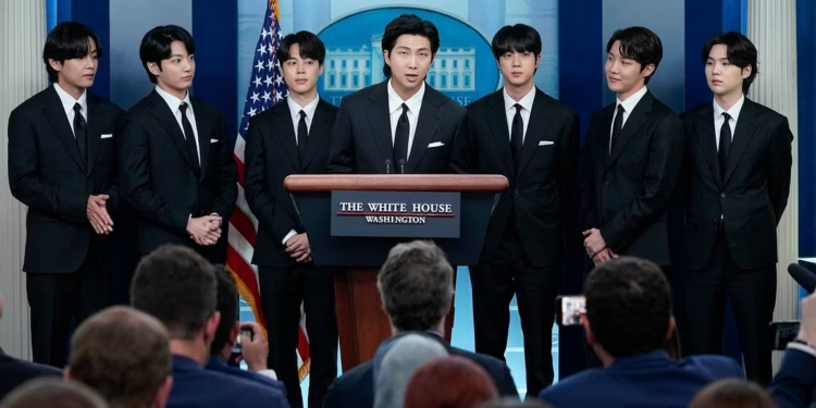 إجبار أعضاء فرقة (b t s) الكورية على أداء الخدمة العسكرية