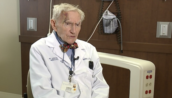 أكبر أطباء العالم سناً يدخل موسوعة غينيس .. وهو في سن الـ100يخطط لأن يصبح نجماً على “تيك توك”