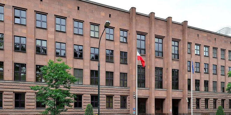 بولندا ترفض استقبال رحلات مدرسية إسرائيلية “يرافقها حراس مسلحون”