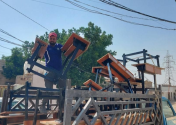 (تمكين) يسلم رحلات مدرسية ومراوح ولوحات تدريسية الى مدرسة ظهرت على مواقع التواصل الاجتماعي