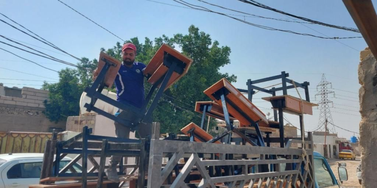 (تمكين) يسلم رحلات مدرسية ومراوح ولوحات تدريسية الى مدرسة ظهرت على مواقع التواصل الاجتماعي