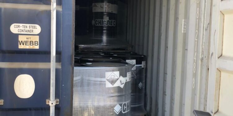 ضبط (4 حاويات) تحتوي مواد كيمياوية خطرة في منفذ ميناء ام قصر الجنوبي