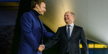 فرنسا وألمانيا (لا ترغبان) في التوسط لحلّ الأزمة بأوكرانيا