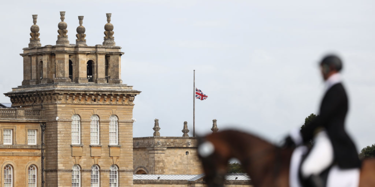 أحصنة الملكة إليزابيث تسبب خسائر بــ(مليون جنيه إسترليني)