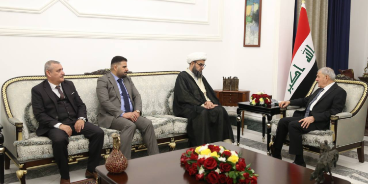 رئيس الجمهورية يستقبل وفداً يمثل سماحة آية الله الفقيه السيد حسين إسماعيل الصدر