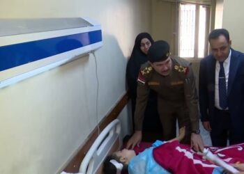 بالفيديو سكرتير القائد العام في جولة داخل مستشفى الكندي لتفقد جرحى تفجير حي البنوك